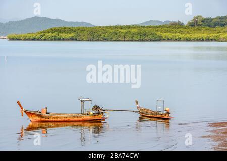 Langboote bei Ebbe auf der Insel Ko Yao Noi in der Nähe von Phuket im Süden Thailands Stockfoto