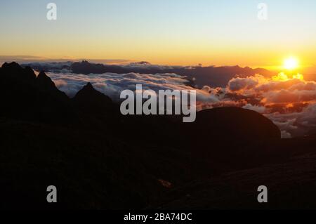 Sonnenaufgang in Pedra do Açú (2.245m) im Nationalpark Serra dos Órgãos, am meisten Punkt der Stadt Petrópolis. Stockfoto