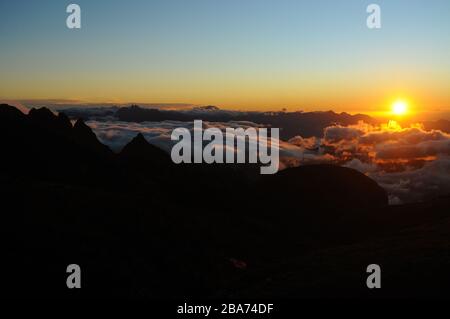 Sonnenaufgang in Pedra do Açú (2.245m) im Nationalpark Serra dos Órgãos, am meisten Punkt der Stadt Petrópolis. Stockfoto