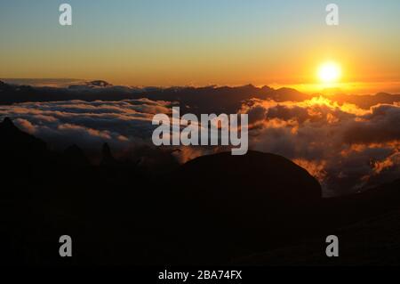 Sonnenaufgang in Pedra do Açú (2.245m) im Nationalpark Serra dos Órgãos, am meisten Punkt der Stadt Petrópolis. Stockfoto