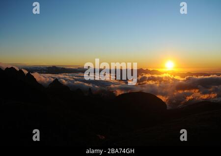 Sonnenaufgang in Pedra do Açú (2.245m) im Nationalpark Serra dos Órgãos, am meisten Punkt der Stadt Petrópolis. Stockfoto