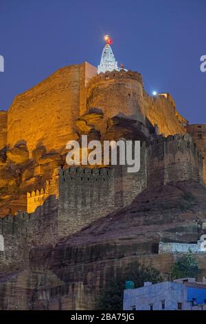 Blick auf den Tempel von Chamunda Mata und das mehlangarh Fort Jodhpur Rajasthan Indien Stockfoto