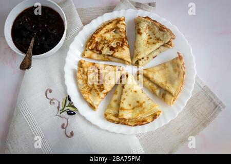 Pfannkuchen sind ein festliches Gericht für den Urlaub in Maslenitsa. Stockfoto