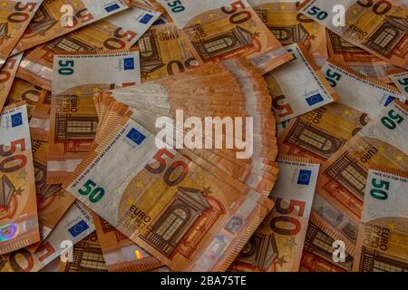 Großer Stapel von 50 Euro Rechnungen, auf dem Tisch Stockfoto