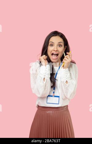 Junge Frau in einer weißen Bluse fühlt sich begeistert an Stockfoto