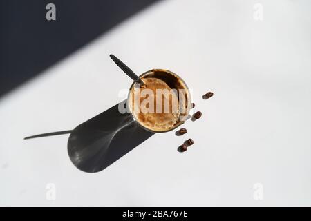 Kalter Kaffee - Latte, Cappuccino oder Dalgona. Trendy Sommergetränk mit Schlagsmilch, Draufsicht Stockfoto
