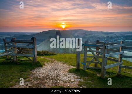 Corfe Castle, Dorset, Großbritannien. März 2020. Wetter in Großbritannien. Ein leichter Frost bedeckt den Boden bei Sonnenaufgang auf Corfe Castle in Dorset nach einer Nacht der Frosttemperaturen. Bildnachweis: Graham Hunt/Alamy Live News Stockfoto