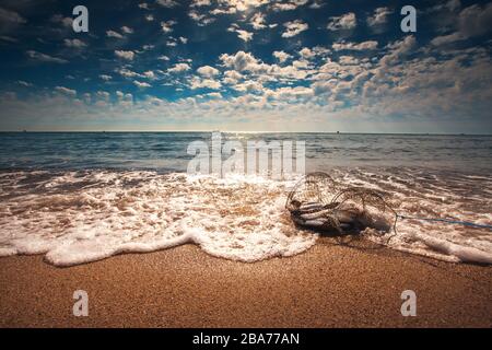 Fischernetz Coopfalle, ein schwimmender Korb, um lebenden Fisch im Wasser zu halten. Stockfoto