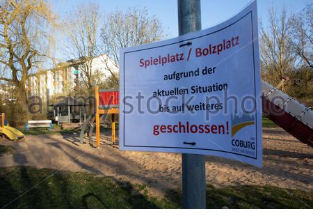 Ein abgesperrter, menschenleerer Spielplatz im bayerischen Coburger Coburger Raum, der heute Morgen als strenge Regeln für die Bewegung außerhalb des Wohnhauses weiter umgesetzt wird. Pe Stockfoto