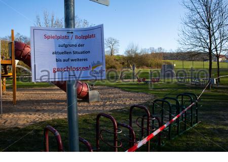 Ein abgesperrter, menschenleerer Spielplatz im bayerischen Coburger Coburger Raum, der heute Morgen als strenge Regeln für die Bewegung außerhalb des Wohnhauses weiter umgesetzt wird. Pe Stockfoto
