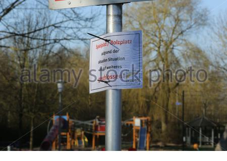 Ein abgesperrter, menschenleerer Spielplatz im bayerischen Coburger Coburger Raum, der heute Morgen als strenge Regeln für die Bewegung außerhalb des Wohnhauses weiter umgesetzt wird. Pe Stockfoto
