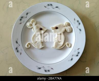 Peking, Peking, China. März 2020. Im frühen Frühjahr macht eine Vielzahl von handgemachten Köstlichkeiten in Tierform Spaß und schmückt. Kredit: SIPA Asia/ZUMA Wire/Alamy Live News Stockfoto