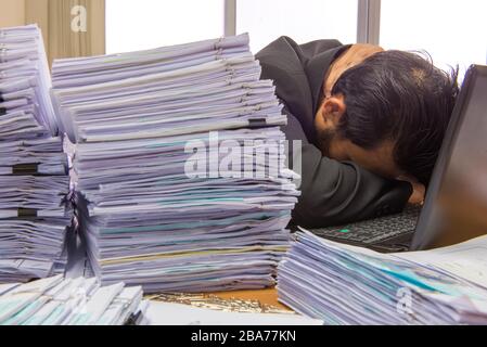 Dokumente auf Schreibtisch stapeln sich hohe warten verwaltet werden. Stockfoto