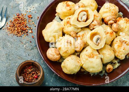 Leckere, faule, hausgemachte Knödel mit Pilzfüllung. Stockfoto