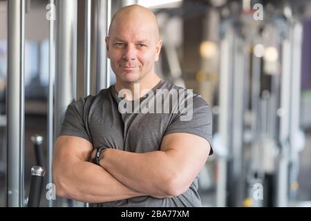 Lächelnder Trainer im Fitnessstudio bereit für das Training. Stockfoto