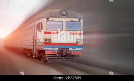 Alter verrostter Zug der sowjetischen Produktion auf Flügen. Stockfoto