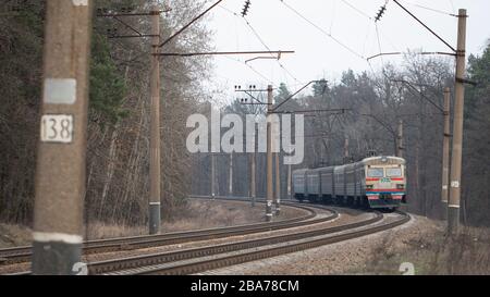 Alter verrostter Zug der sowjetischen Produktion auf Flügen. Stockfoto