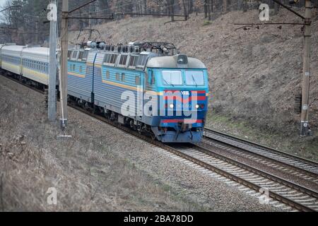 Alter verrostter Zug der sowjetischen Produktion auf Flügen. Stockfoto