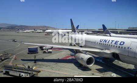 SAN FRANCISCO, KALIFORNIEN, USA - 16. JULI 2018: Bodenbesatzungen und flugzeuge der united Airlines am flughafen san francisco Stockfoto