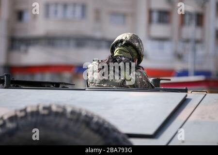 Bukarest, Rumänien - 25. März 2020: Rumänische Soldaten in einem gepanzerten Fahrzeug. Stockfoto