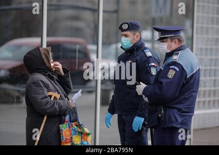 Bukarest, Rumänien - 25. März 2020: Die Polizei bittet die Menschen, Ausweispapiere zu zeigen, um eine Ganztagssperrung durchzusetzen, um die Ausbreitung des Coronavirus zu begrenzen. Stockfoto