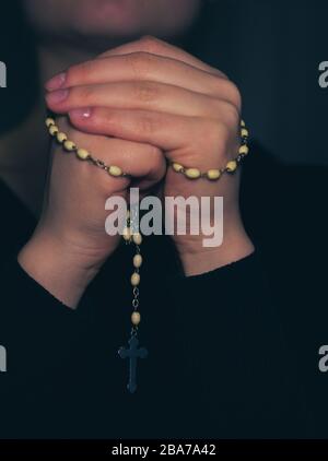 Gefaltete Hände mit Rosary Stockfoto