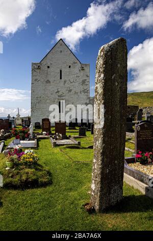 CLARE ISLAND, IRLAND - August 07, 2019: Die Clare Island Abbey, umgeben von Grün unter blauem Himmel und Sonnenlicht in Irland Stockfoto