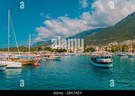 Leuchtturm an einem sonnigen Morgen mit Fischerbooten am Hafen von Kas Türkei Stockfoto