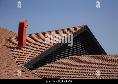 Dach eines Hauses mit einem Rohr darauf in Israel Stockfoto