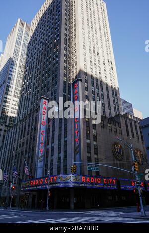 Allgemeine Gesamtansicht der Radio City Music Hall nach dem Ausbruch der Coronavirus COVID-19-Pandemie, Sonntag, 15. März 2020, in New York. (Foto von IOS/Espa-Images) Stockfoto