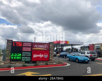 Allgemeine Gesamtansicht einer Flying J Travel Center-Tankstelle, wo Gas am Mittwoch, 25. März 2020, in Jurupa Valley, Kalifornien, USA, einen Tiefstand von 1,79 US-Dollar erreichte. (Foto von IOS/Espa-Images) Stockfoto