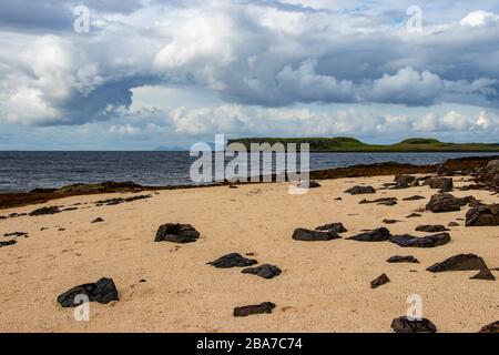 Schöner Blick auf den Coral-Strand in der Nähe von Dunvegan Castle auf der Insel Skye im Hochland von Schottland Stockfoto