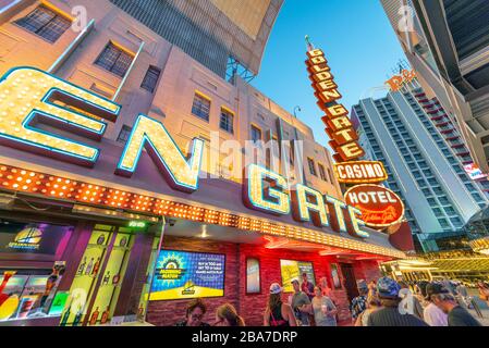 LAS VEGAS, NV - 29. JUNI 2018: Downtown Las Vegas Lichter und Nachtleben in der Nähe der Fremont Street. Dies ist die zweitbekannteste Straße der Stadt. Stockfoto