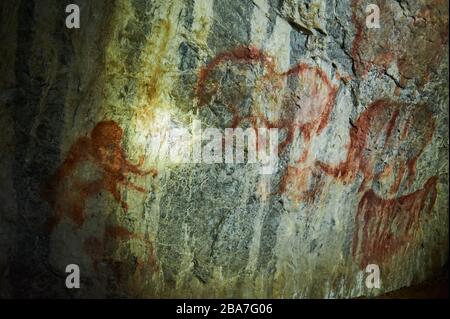 Felsmalereien in einer Steinhöhle eines uralten prähistorischen Neandertalers. Mammut. Steinzeit. Eiszeit. Shulgan Tash Cave Russland Bashkiria Stockfoto
