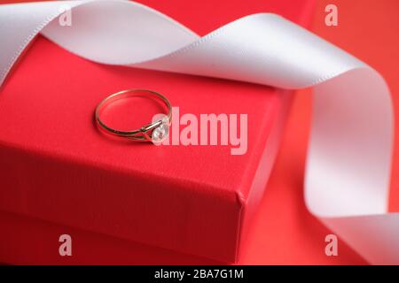 Hochzeitstring an einem roten Geschenkkasten und einem weißen Band. Nahaufnahme. Stockfoto