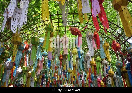 Flachwinkelaufnahme von Papierlaternen, die an Metallgeländern in Chiangrai, Thailand, befestigt sind Stockfoto