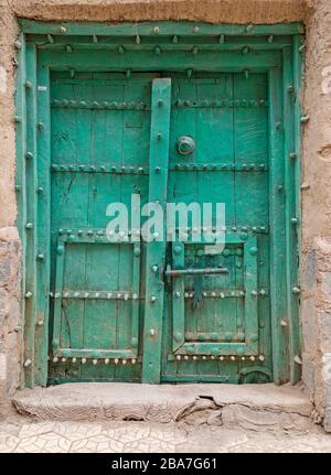 Eine alte Tür im Norden Omans im Nahen Osten. Stockfoto