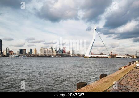 Rotterdam - 12. Februar 2019: Rotterdam, die Skyline der niederländischen Innenstadt in der Dämmerung in Südholland, Rotterdam, Niederlande. Teil des Kais am Stockfoto