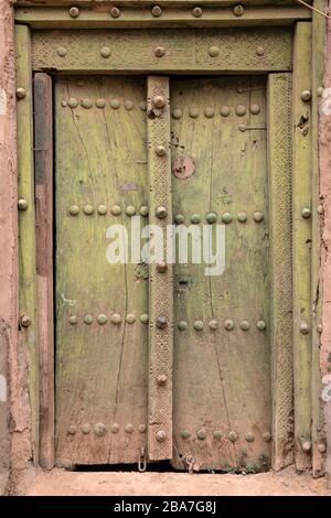 Eine alte Tür im Norden Omans im Nahen Osten. Stockfoto