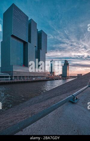 Rotterdam, Niederlande 12. Februar 2019 - malerische Stadtansicht mit moderner Architektur und dramatischem Himmel in Rotterdam am Flussufer Stockfoto