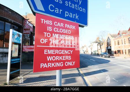 Hereford, Herefordshire, Großbritannien - Donnerstag, 26. März 2020 - aufgrund der Krise von Coronavirus Covid-19 hat der Gemeinderat einen Parkplatz für Mitglieder der Öffentlichkeit geschlossen und nur für die Nutzung durch NHS- und Notarbeiter geöffnet - dieser Parkplatz befindet sich neben dem County Hospital. Foto Steven May / Alamy Live News Stockfoto