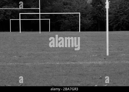 Fußball- und Rugbyposten in Hurlingham Park, Fulham, London, Großbritannien Stockfoto