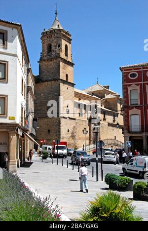 Kirche und Kloster der Heiligen Dreifaltigkeit (Iglesia de La Santisima Trinidad (16. - 18. Jahrhundert) von der Plaza Andalucia, Ubeda, Spanien aus gesehen. Stockfoto