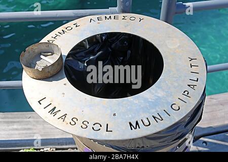 LIMASSOL, ZYPERN - 05. MÄRZ 2019: Metallbehälter in Limassol-Böschung Stockfoto