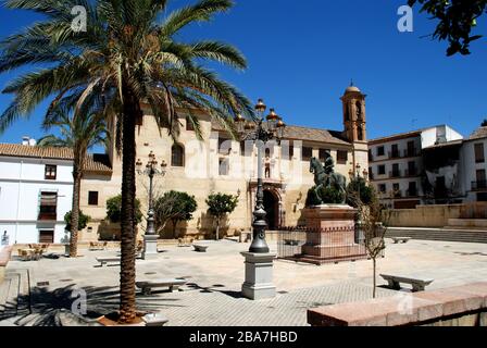 Santa Catalina Kloster auf der Plaza Guerrero Munoz und Statue von Fernando I., Antequera, Spanien. Stockfoto