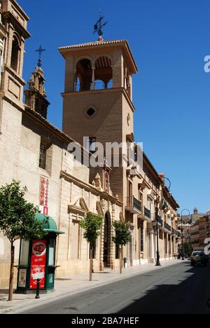 Blick auf das Rathaus (ayuntamiento) und die Kirche los Remedios (Iglesia de los Remedios), Antequera, Spanien. Stockfoto