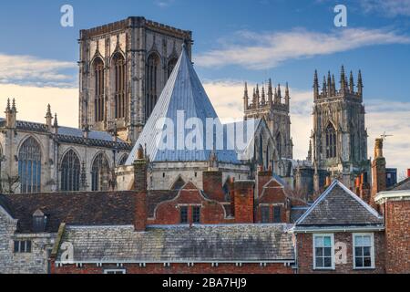 York Minster, s Chapter House, zentraler Turm und Glockentürme von den Barwänden aus, York, Großbritannien. Stockfoto