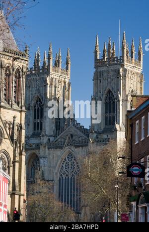 York Minster und York Oratory Catholic Church in Viewwwwd von der Museum Street im York City Center, Yoek, England. Stockfoto