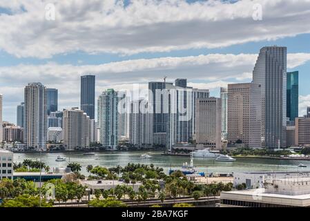 Miami, Vereinigte Staaten von Amerika - 20. April 2019: Skyline von Wolkenkratzer-Gebäuden in der Innenstadt von Biscayne Bay in Brickell Key, Miami, Florida. Stockfoto