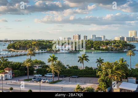 Miami, FL, Vereinigte Staaten - 20. April 2019: Blick auf den MacArthur Causeway und die Sterneninsel vom Kreuzfahrtschiff in Biscayne Bay in Miami, Florida, Uni Stockfoto